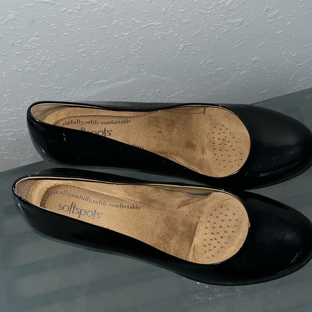 Softspots Black Patent Low Heel Pumps - Picture 5 of 8